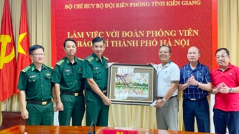 សមាគមអ្នកកាសែតទីក្រុងហាណូយ មកទស្សនា និងធ្វើការជាមួយឆ្មាំព្រំដែនខេត្ត Kien Giang