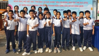 Tôi nhớ cô giáo mê cày game giờ nghỉ trưa, nhớ thầy làm ‘đám cưới giả’ cho tụi… phá lớp