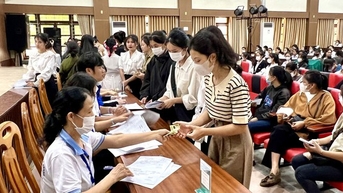 대학들은 언제 벤치마크 점수 발표를 연기할까요?