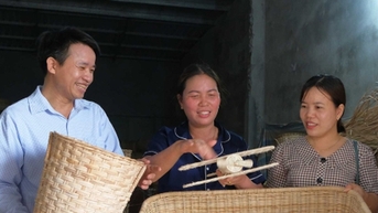 Chị gái Thái Bình mở xưởng làm mây tre đan giúp nhiều người có việc làm còn mình thu tiền tỷ