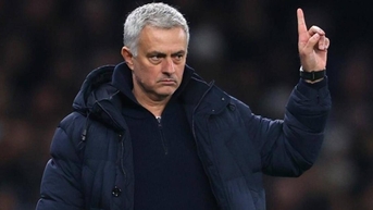 MU nhận gáo nước lạnh; Mourinho có bến đỗ mới