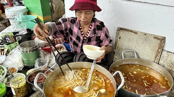 Có gì trong tô bánh canh 10.000 đồng ở Huế?