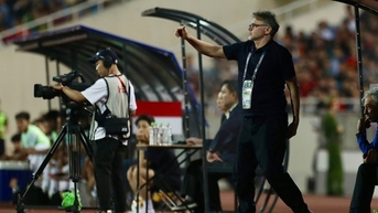 Người hâm mộ Việt Nam ào ạt chuyển khoản để đền bù cho HLV Troussier