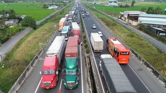 Liên tiếp xảy ra tai nạn, cao tốc TP.HCM - Trung Lương ùn tắc kéo dài