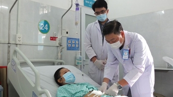 농어뼈로 식도와 흉부 대동맥을 뚫은 여성