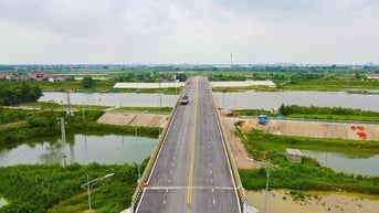 Cận cảnh cầu hơn 350 tỷ đồng bắc qua sông Cầu xây xong... bỏ không