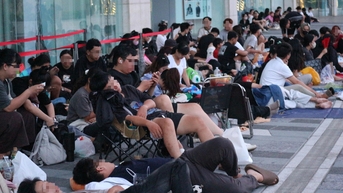 젊은이들이 라부부를 사기 위해 밤새 줄을 서서 '캠핑'을 했습니다.