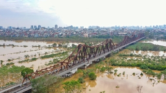 Mực nước sông Hồng giảm dần, bãi giữa dần lộ diện