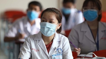 Có nên miễn học phí, cấp sinh hoạt phí cho sinh viên ngành y?