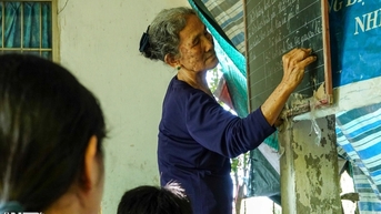 Bà giáo già 30 năm xóa mù chữ cho hàng nghìn trẻ em vùng quê