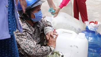 Nhiều nơi, người dân phải dùng nước nhiễm mặn