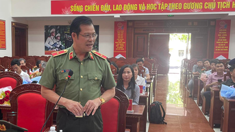Giám đốc Công an tỉnh cám ơn đồng bào các dân tộc hỗ trợ lực lượng vụ Đắk Lắk
