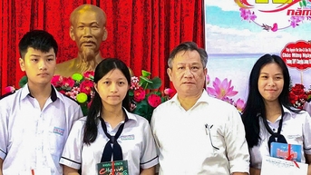 Ngày 20-11, thầy hiệu trưởng tặng quà cho học sinh là hàng trăm cuốn sách