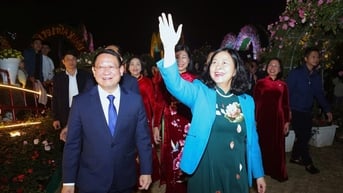 Bí thư Thành ủy Hà Nội Bùi Thị Minh Hoài dự Lễ khai mạc Festival hoa Mê Linh