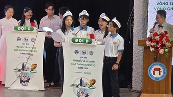 Học sinh Đà Nẵng hào hứng tìm hiểu luật an toàn giao thông đường bộ