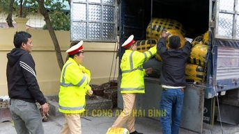 Phát hiện hơn 2 tấn quần áo, vải lậu đang vận chuyển ở Thái Bình