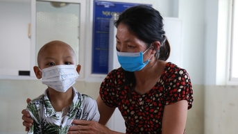Chăm con ung thư, mẹ chỉ nguyện cầu con bớt đau
