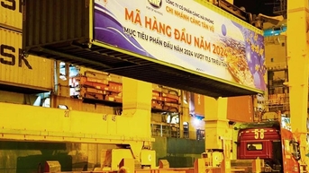 Phút giao thừa, cảng Hải Phòng đón mã hàng đầu tiên của năm mới 2024