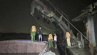 경찰은 레드 강에서 '모래 해적' 두 명을 체포하기 위해 밤새도록 매복 공격을 벌였다.
