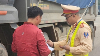 Loạt xe tải tung bụi, rơi vãi đất đá trên tuyến đường nghìn tỷ qua Bình Định bị xử phạt
