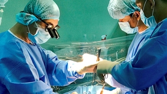Cứu sống trẻ sơ sinh bị thoát vị cuống rốn hiếm gặp