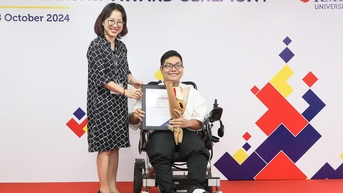 Học sinh bại não ở bãi bồi sông Hồng vào đại học