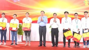 국회의장 쩐탄만, 하우장 방문 및 설 선물 전달