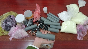 Học trên mạng làm pháo đốt, bé trai 14 tuổi bỏng mặt, dập tay