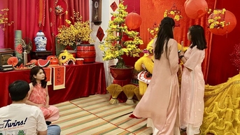 Hàng quán "hốt bạc" nhờ trang trí Tết lộng lẫy