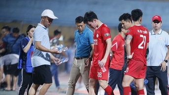 Trợ lý đội Thanh Hóa chê trọng tài, Hoàng Đức phải kiểm tra chấn thương