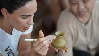 Dàn hoa hậu Úc dạo bộ, nặn gốm gây chú ý ở Hội An