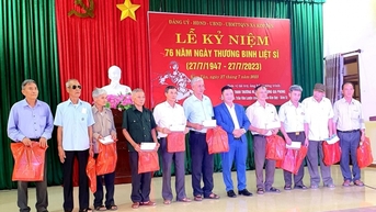 Hội Nhà báo TP Hà Nội tặng quà đối tượng chính sách tại Ninh Bình