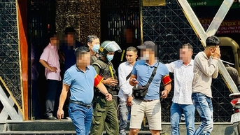 Hàng trăm cảnh sát phong tỏa quán bar ở TP.HCM