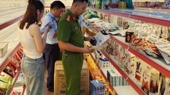 Hàng nghìn loại thực phẩm quá hạn sử dụng vẫn đang được bày bán