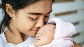 Trẻ bú sữa mẹ bao nhiêu là đủ?