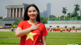Bạn trẻ Hà Nội rủ nhau chụp ảnh kỷ niệm Ngày Quốc khánh 2-9