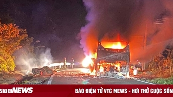 Xe khách cháy trơ khung trên đèo Khánh Lê