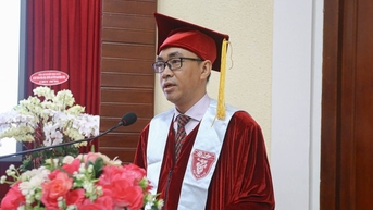Tân phó giáo sư ĐH Huế và lời cảm ơn bố mẹ đầy xúc động