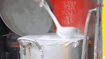 Bánh cuốn nóng hổi nhiều nhân, khách ngồi chật kín, cô chủ làm không ngơi tay