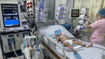 Nhiều trẻ mắc tay chân miệng nặng phải thở máy, lọc máu sau 3 ngày sốt