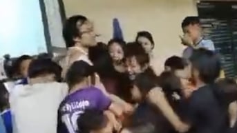 Thầy chuyển trường về xuôi, học trò khóc như mưa, thầy cũng rơi nước mắt