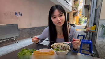 អ្នកបម្រើការលើយន្តហោះជនជាតិជប៉ុនបានសាកម្ហូបនៅទីក្រុងហាណូយ ចាប់ផ្តើមព្រួយបារម្ភ បន្ទាប់មកលាន់មាត់ថាឆ្ងាញ់ណាស់។