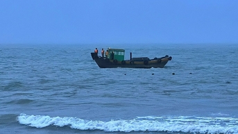 Ba du khách bị sóng cuốn ở biển Phan Thiết
