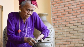“Đi giật lùi” giữ hồn làng gốm Chăm cổ xưa nhất Đông Nam Á