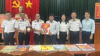 Trao tặng báo Xuân cho cán bộ chiến sĩ tiểu đoàn DK1 Vùng 2 Hải quân