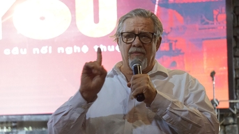 Đến Việt Nam giảng dạy, nghệ sĩ Philip Quast cũng yêu cầu học viên không sử dụng điện thoại