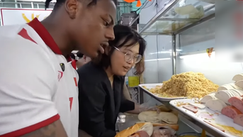 YouTuber người Mỹ 'đại náo' chợ Bến Thành, ăn bánh mì đắt đỏ bậc nhất TPHCM