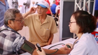 Hơn 2.000 người dân được khám bệnh miễn phí