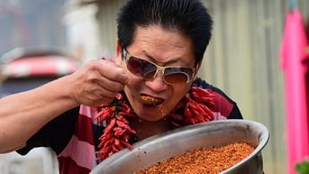 Vì sao có người ăn cay cực 'siêu', người không biết ăn?