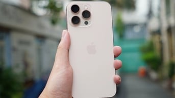 Giá iPhone 16 Pro Max màu titan sa mạc giảm sâu